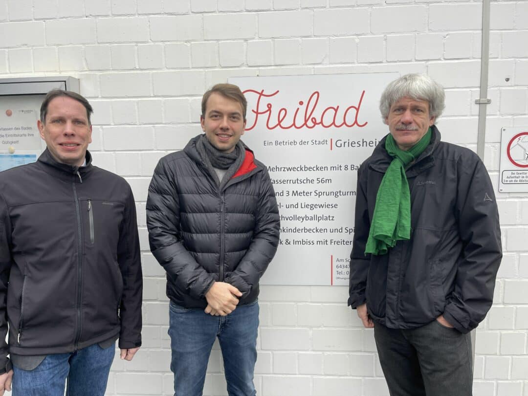 Torsten Leveringhaus, Philip Krämer und Martin Tichy (v.l.n.r.) vor dem Freibad Griesheim